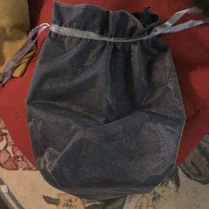 Oversized shoulder bag in shimmery silver metallic